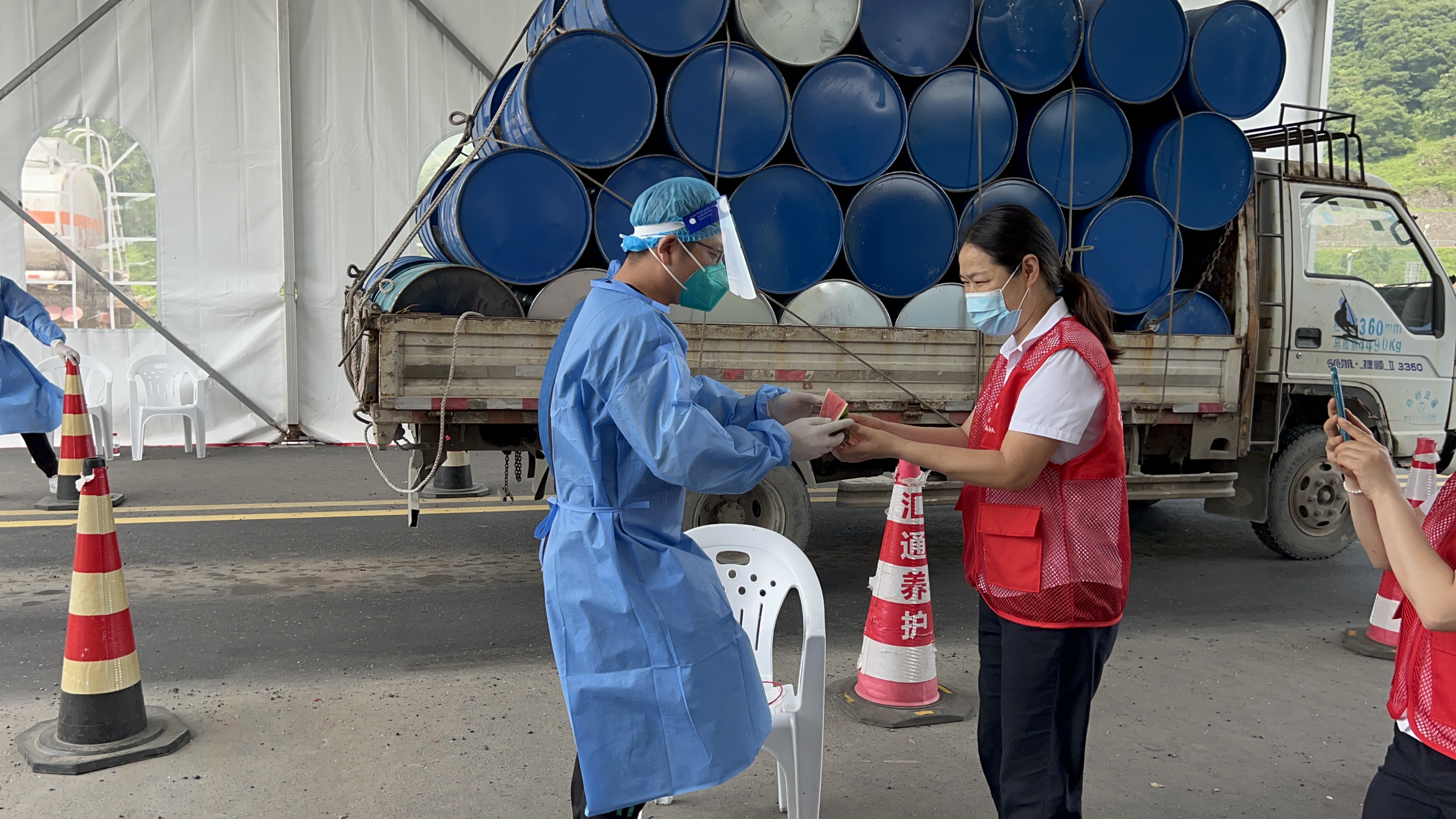 1654849298423096.jpg 周戰送西瓜給防疫人員徐蘇蘇攝.jpg