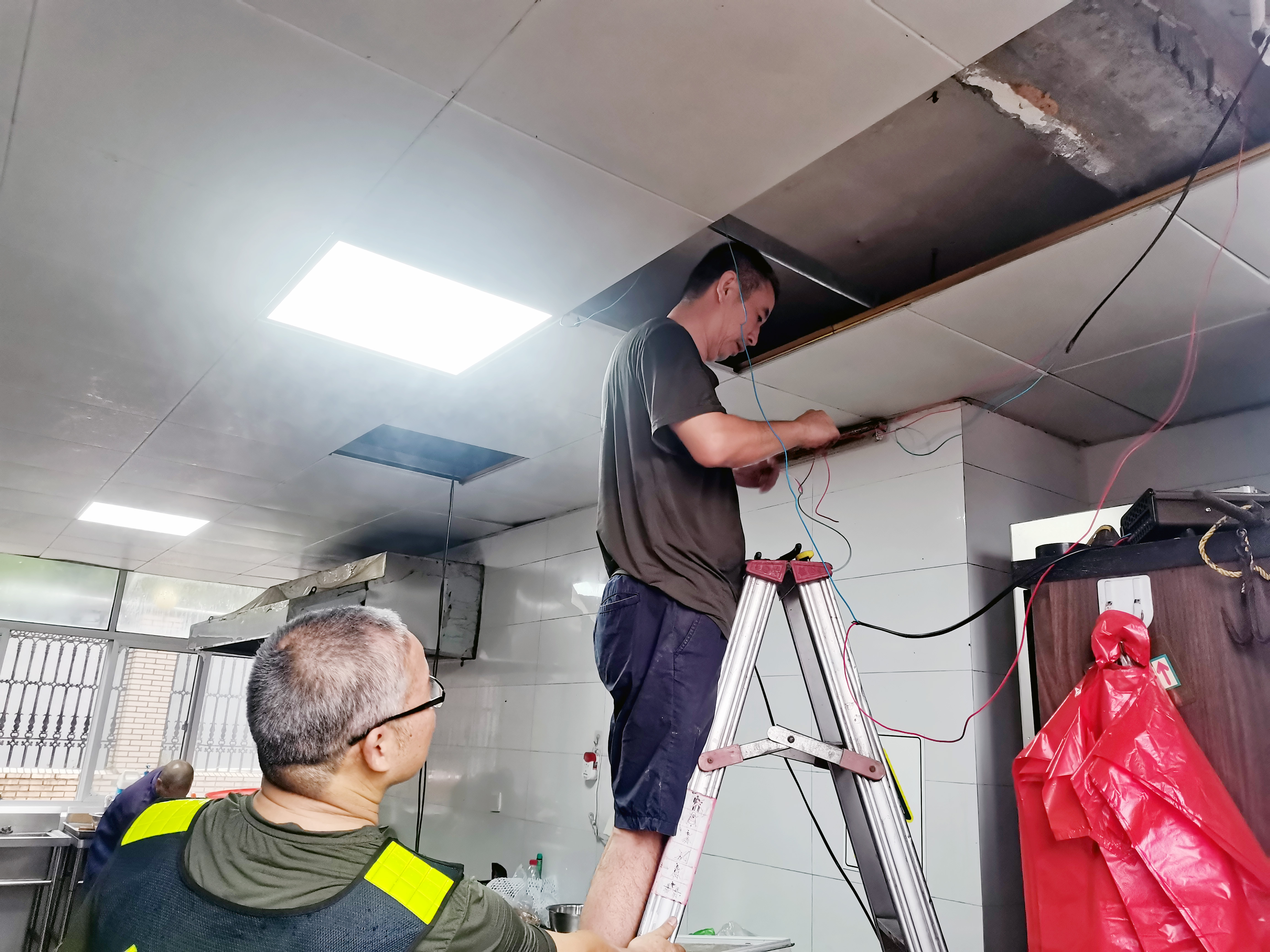 1663557701539153.jpg 圖為安裝人員對內外報警器接線.jpg