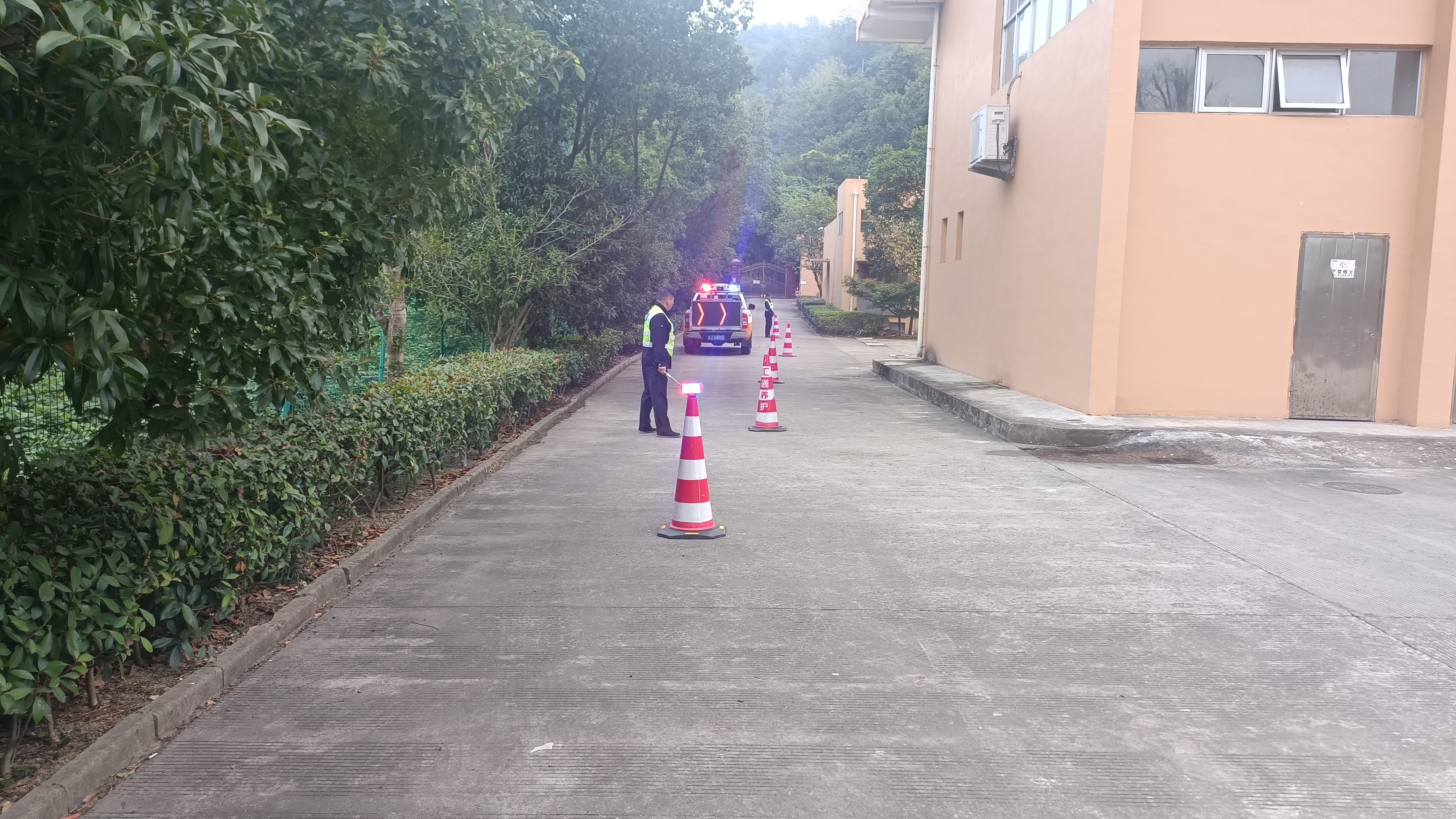 1666684622765336.jpg 2022.10.24封道預(yù)警時(shí)隔離錐擺放 孫鵬攝.jpg