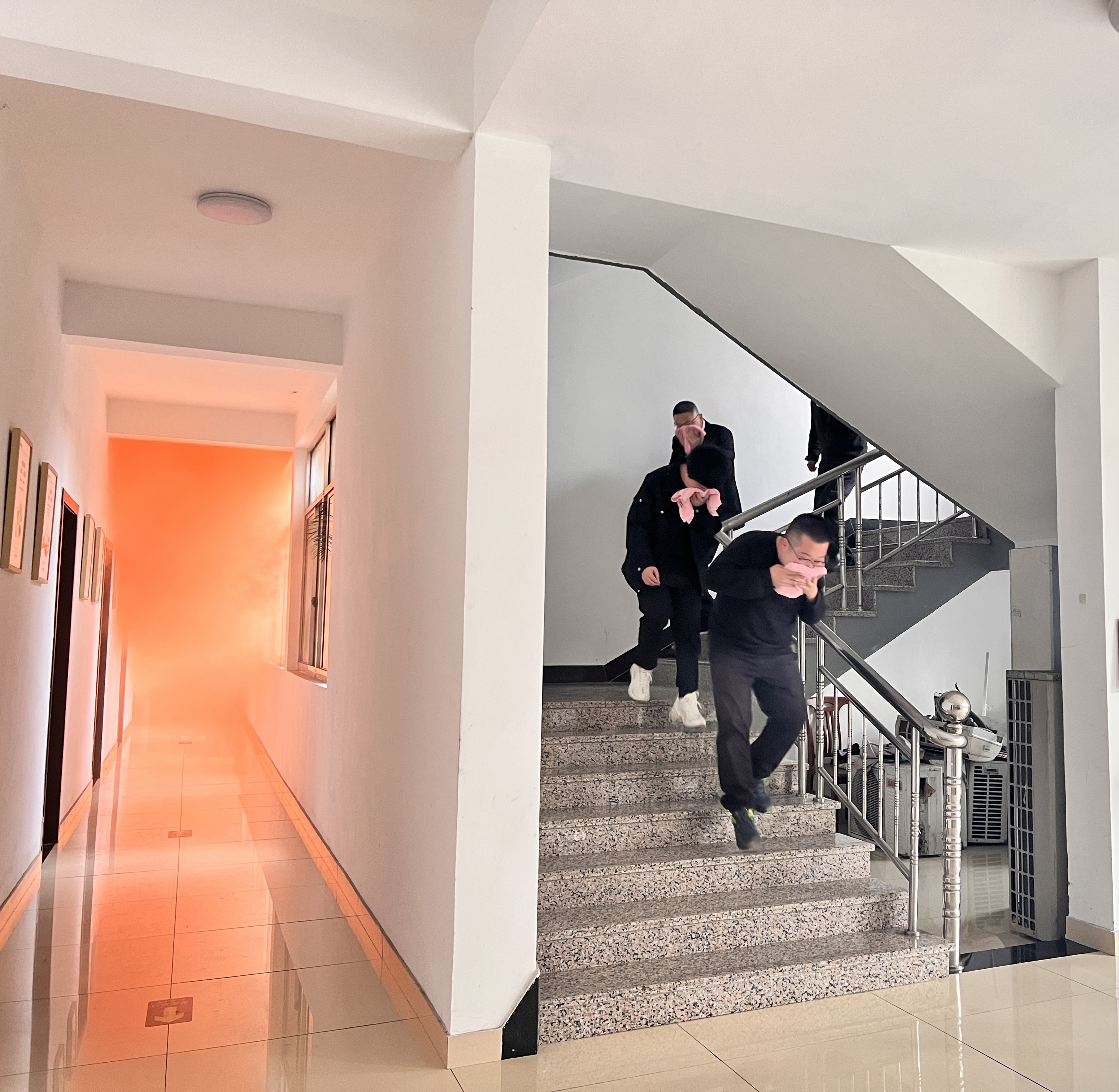 1668414923652258.jpg 20221109 圖為火災逃生演練現場 袁莉攝.jpg